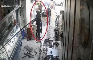 Temizlik yaparken gördüğü deliği kapatmak için...