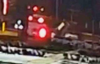 Terminalden çıkış yapan yolcu otobüsüne otomobil...