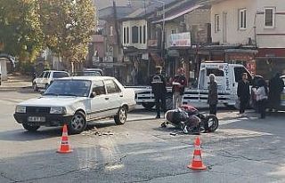 Ters yönden gelen otomobil motosiklete çarptı:...