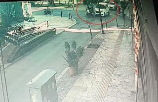 Ticari aracın çarptığı motosikletteki 2 kişi...