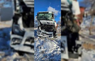 Tır, tankere arkadan çarptı: 2 yaralı