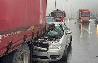 Tıra arkadan çarpan otomobilde 1 kişi öldü, 4...