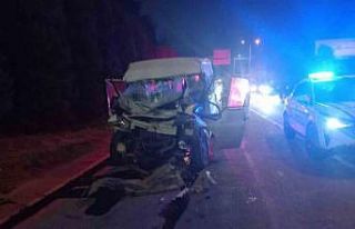 Tıra çarpan minibüs kağıt gibi ezildi: 2 yaralı