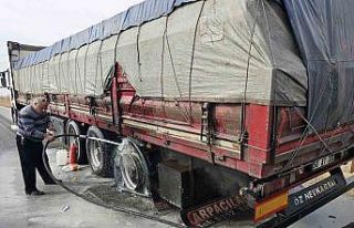 Tırdaki yangın tüpüyle itfaiye gelene kadar alevleri...