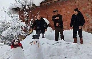 Tokat’ta kar yağışı halayla kutlandı