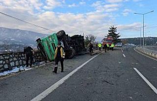 Tomruk yüklü kamyon devrildi: 2 ölü