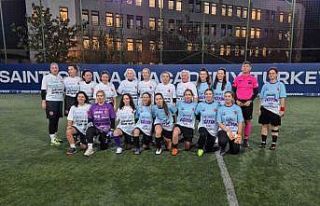 Topuklu kramponlar eğitim için futbol maçı yaptı