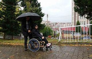 Torununa ayak oluyor, arkadaşlarına öğretmen