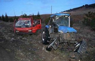 Traktör taşıyan kamyonet takla attı: 1 yaralı