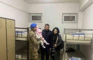 Tunceli’de karda mahsur kalanları Mehmetçik misafir...