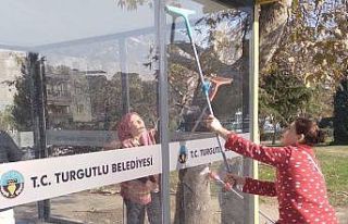 Turgutlu’da zarar gören servis bekleme durakları...