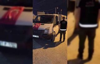 Türk bayrağı astığı kamyonetiyle göçmen taşıyan...