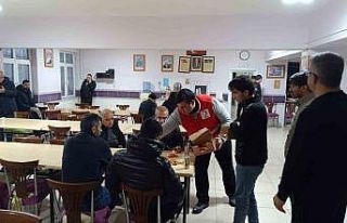 Türk Kızılay kar yağışı nedeniyle yolda kalan...