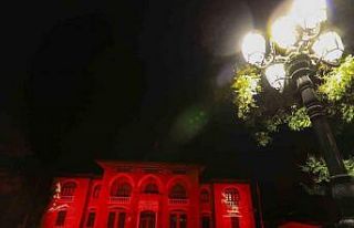 Türkiye’nin sembol yapıları Kızılay kırmızısı...