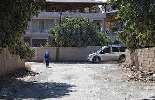 Türkoğlu ilçesinde vatandaşlar bozuk yollardan...