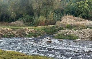 Uşak OSB’den bırakılan atıkların Gediz Nehri’nde...