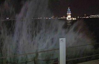 Üsküdar’da dev dalgalar kıyıyı dövdü