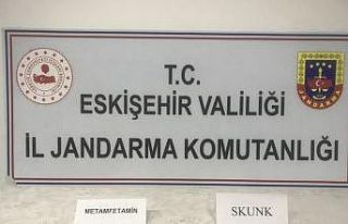 Uyuşturucu ticareti yapan 2 kişi jandarma ekiplerince...