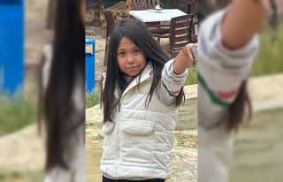 Üzerine demir kapı düşen 8 yaşındaki Asya hayatını...