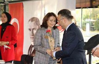 Vali Aksoy, resim öğretmeni olan eşinin de gününü...