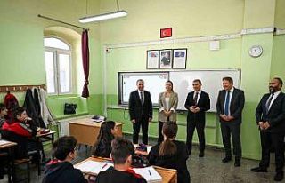 Vali Aktaş öğretmen ve öğrencilerle bir araya...