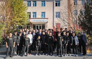 Vali Aydoğdu, öğrencilerle bir araya geldi