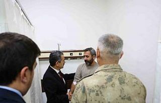 Vali Ekici, görevleri başında rahatsızlanan güvenlik...