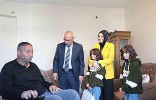 Vali Koç, özel gereksinimli bireye tekerlekli sandalye...