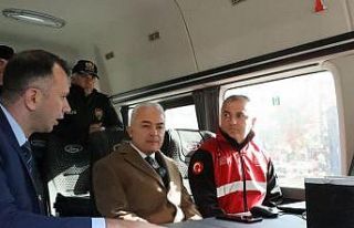 Vali Turan, Mobil Göç Noktası aracında incelemelerde...