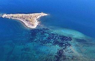 Van Gölü çekildikçe su altındaki tarih ortaya...
