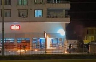 Vatandaşlar alışveriş yaptığı sırada molotof...