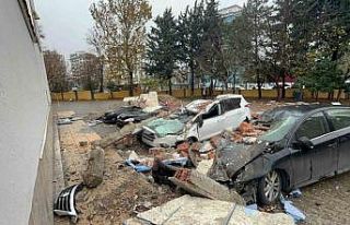 Veli toplantısı sırasında otomobillerin üzerine...
