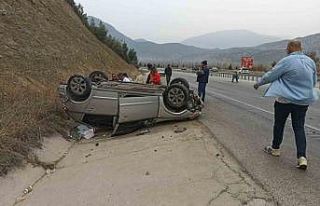 Yağmurlu havada kontrolden çıkan otomobil takla...