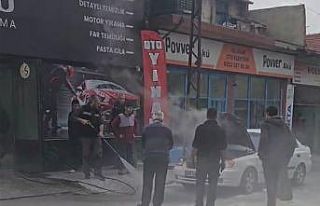 Yanan aracı oto yıkama tabancası ile söndürdüler