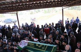 Yanan restorana unuttuğu cep telefonunu almak için...