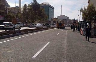 Yapımı tamamlanan karayolunun çizgileri çekiliyor