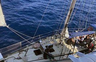 Yelkenli teknede 2 göçmen kaçakçısı ve 45 düzensiz...