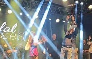 Yenipazar’da sahneye çıkan sanatçıya drone ile...