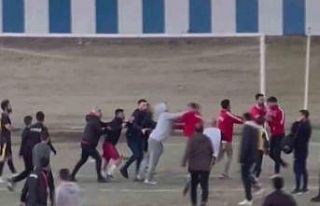 Yeşil sahanın boks ringine döndüğü maçta kavganın...