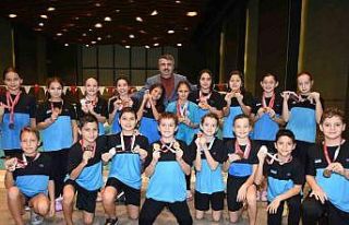 Yıldırım’ın altın kulaçlarından 153 madalya