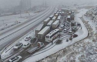 Yoğun kar yağışıyla Erzincan - Sivas kara yolu...