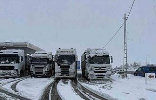 Yoğun kür yağışı Tokat-Sivas karayolunda ulaşımı...