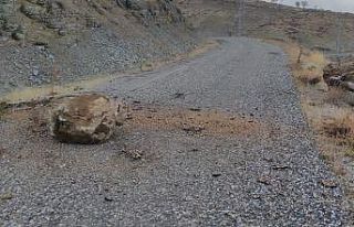 Yola düşen kaya parçaları tepkilere neden oluyor