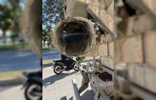 Yolan çimento döken mikser sürücüsüne işlem...