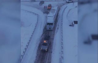 Yolda kalan tır off-road aracı ile kurtarıldı