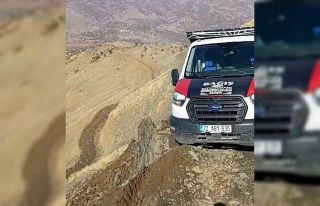 Yoldan çıkan araç uçurumun kıyısından kıl...