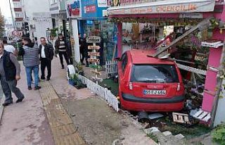 Yoldan çıkan otomobil çiçekçi dükkanına girdi