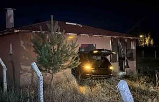 Yoldan çıkan otomobil müstakil eve ok gibi saplandı:...