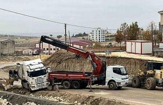Yoldan çıkan tır trafiği kapattı