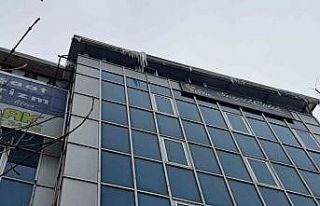 Yozgat Belediyesi, kar sonrası tehlike oluşturan...